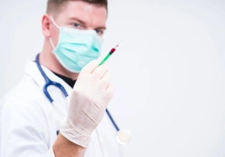 травматолог на дому проводит медицинскую инъекцию